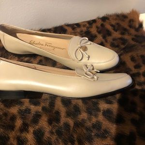 🔥HAS TO GO🔥 Salvatore Ferragamo Beige Loafers